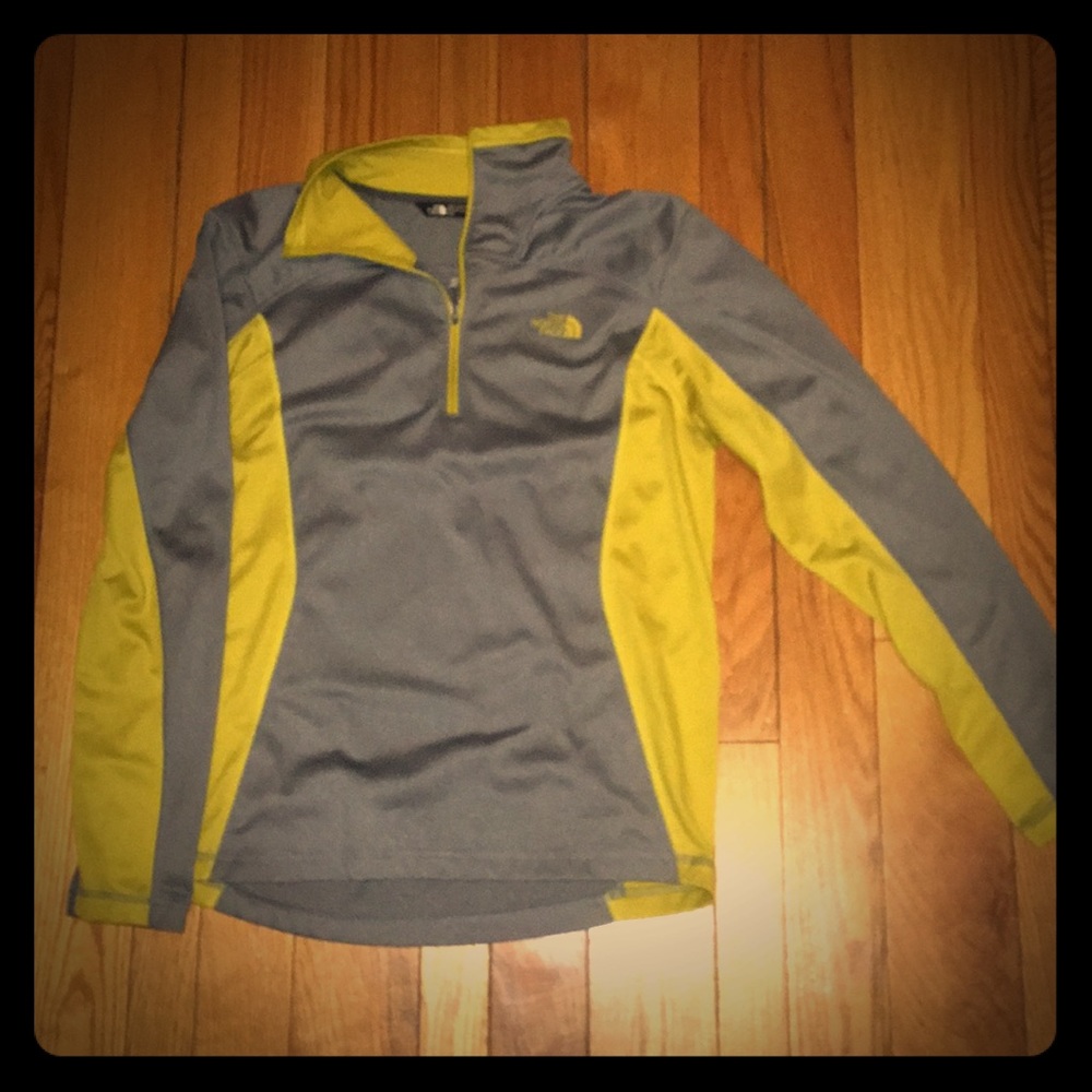 The North Face half zip pull over Size M
